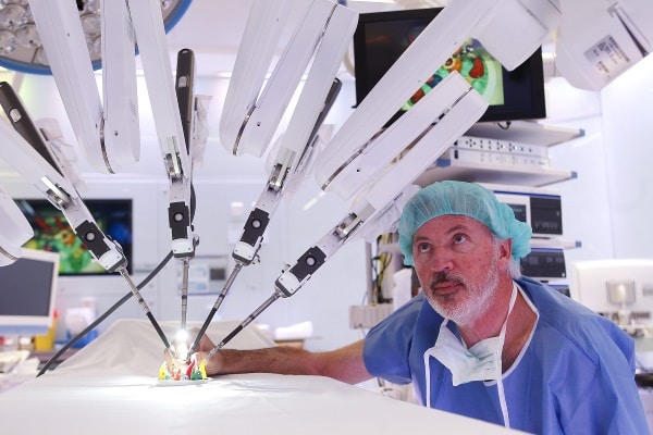 Robot Da Vinci operado por el Dr. Antonio de Lacy de Barcelona