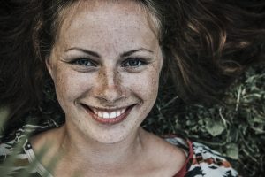 ¿Qué es la sonrisa gingival?