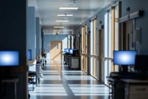 ¿Es sostenible la ampliación de las personas con derecho a atención sanitaria en España?